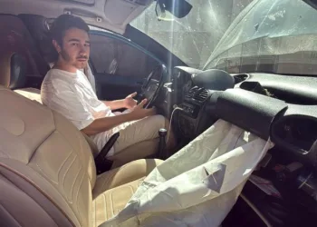 Rögar kapağı nedeniyle aracının airbagleri patladı