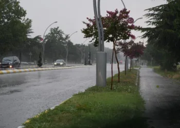 Edirne’de sağanak yağış yolları göle çevirdi