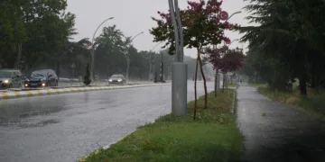 Edirne’de sağanak yağış yolları göle çevirdi