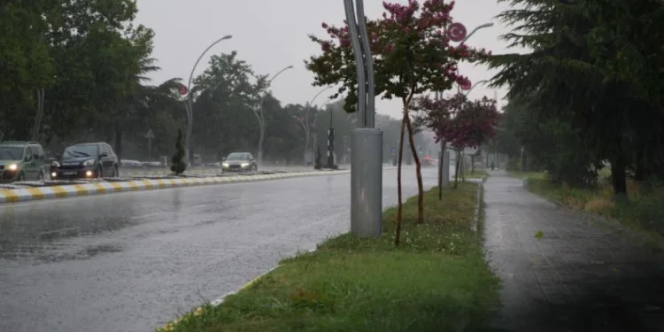 Edirne’de sağanak yağış yolları göle çevirdi