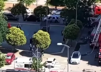 Gaziantep’te 14 katlı apartmanın çatısında çıkan yangını itfaiye söndürdü