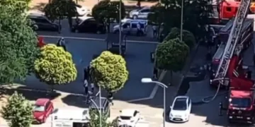 Gaziantep’te 14 katlı apartmanın çatısında çıkan yangını itfaiye söndürdü