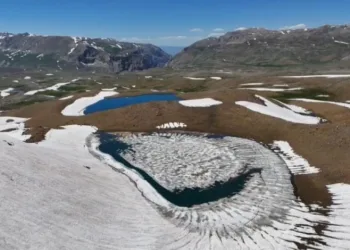 Mercan Vadisi’nde buzlar çözülüyor: Ortaya eşsiz manzaralar çıktı