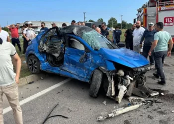 Çekici ile çarpışan otomobil hurdaya döndü: 1 yaralı