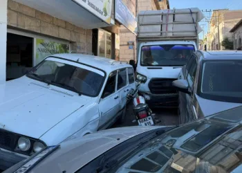 Freni boşalan kamyonet park halindeki araçlara çarptı