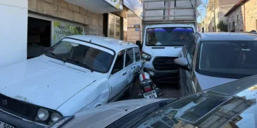 Freni boşalan kamyonet park halindeki araçlara çarptı