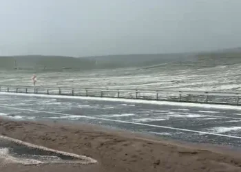 Dağlar beyaza büründü, yol ulaşıma kapandı