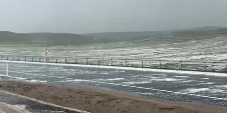 Dağlar beyaza büründü, yol ulaşıma kapandı