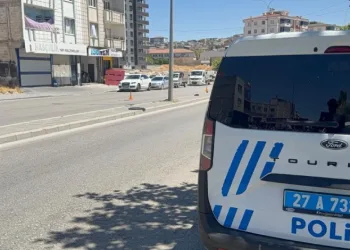 Boşanma aşamasındaki eşini silahla vurdu