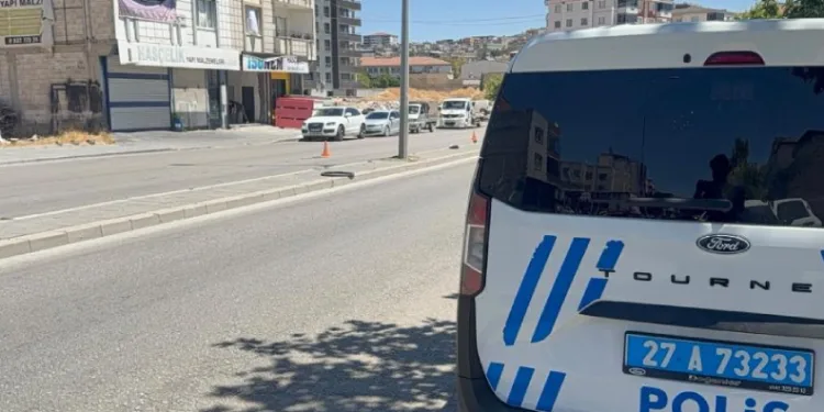 Boşanma aşamasındaki eşini silahla vurdu