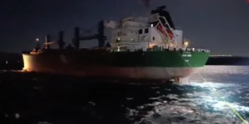 Çanakkale Boğazı’nda karaya oturan dökme yük gemisi yüzdürüldü