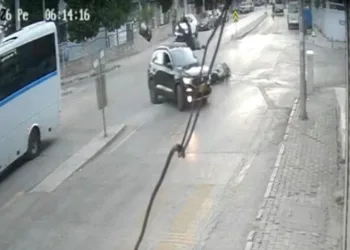 İzmir’de otomobilin motosiklete çarpıp kaçtığı kaza kameraya yansıdı