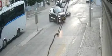 İzmir’de otomobilin motosiklete çarpıp kaçtığı kaza kameraya yansıdı