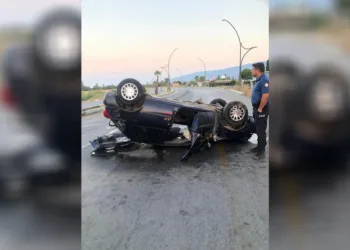 Ters dönen otomobildeki sürücü, sıkıştığı yerden kurtarıldı