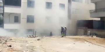Avcılar’da metruk bina yangını