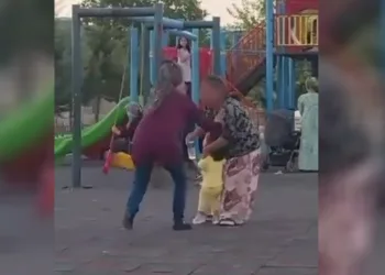 Ağlayan çocuğu sakinleştirmeye çalışan engelli kadın dayak yedi