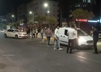 Kaza yapan araçlar polis memurunu ezdi