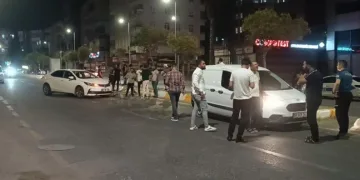 Kaza yapan araçlar polis memurunu ezdi