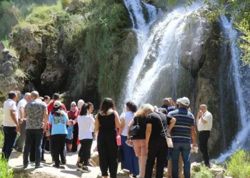 40 metreden dökülen buz gibi sular sıcaktan bunalanları ağırlıyor