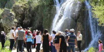 40 metreden dökülen buz gibi sular sıcaktan bunalanları ağırlıyor