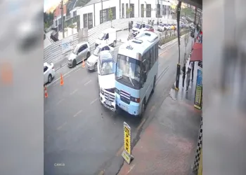 Cip ile yolcu minibüsünün çarpıştığı anlar kamerada
