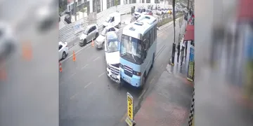 Cip ile yolcu minibüsünün çarpıştığı anlar kamerada