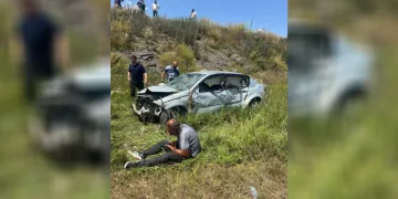 Kars’ta otomobil şarampole devrildi: 2 yaralı