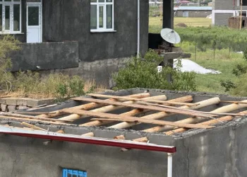 Iğdır’da fırtına çatıları uçurdu