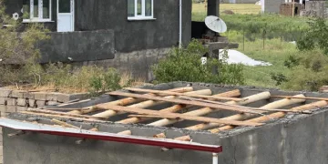 Iğdır’da fırtına çatıları uçurdu