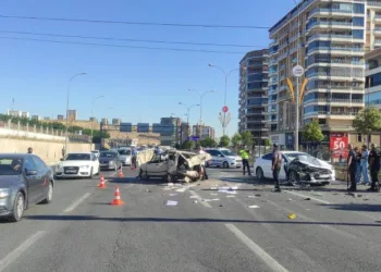 Şanlıurfa’da 4 aracın karıştığı zincirleme kazada 1 kişi yaralandı