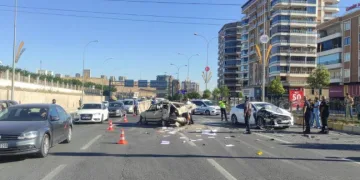 Şanlıurfa’da 4 aracın karıştığı zincirleme kazada 1 kişi yaralandı