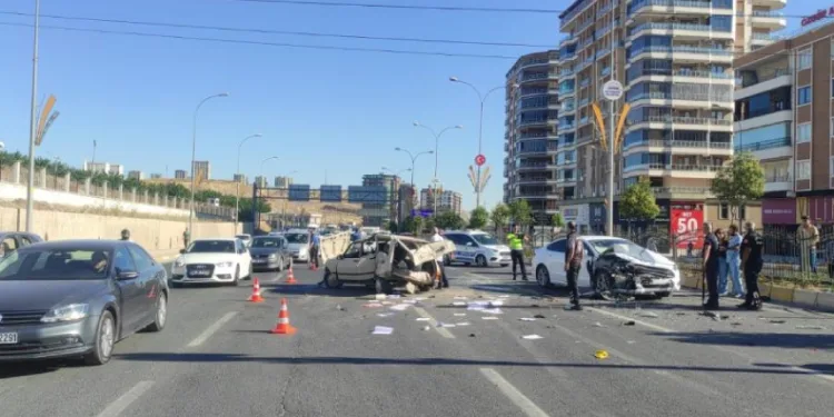 Şanlıurfa’da 4 aracın karıştığı zincirleme kazada 1 kişi yaralandı