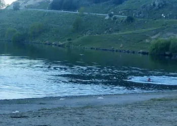 Sıcaktan bunalan gençler Çıldır Gölü’nde serinliyor