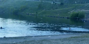 Sıcaktan bunalan gençler Çıldır Gölü’nde serinliyor