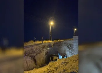 Yol çalışma alandaki çukura düşen otomobildeki 3 kişi yaralandı