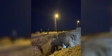 Yol çalışma alandaki çukura düşen otomobildeki 3 kişi yaralandı