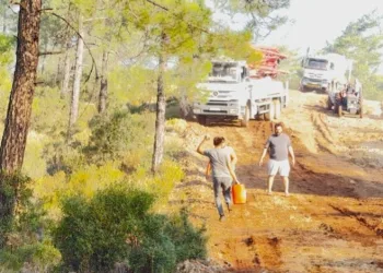 Fethiye Üzümlü’deki orman yangınında havadan ve karadan yoğun mücadele
