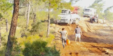 Fethiye Üzümlü’deki orman yangınında havadan ve karadan yoğun mücadele