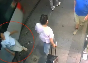 Sirkeci’de tramvay kadına çarptı