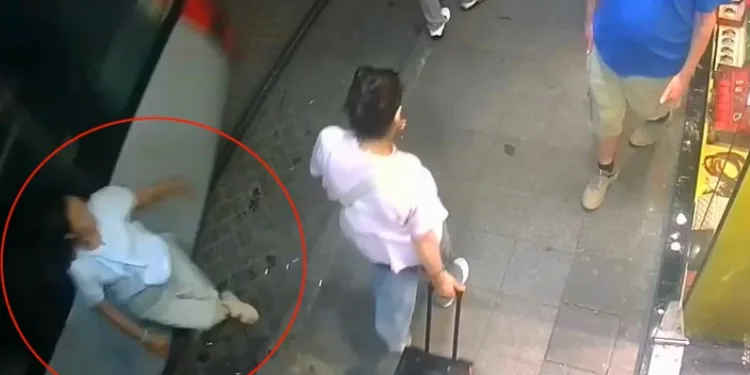 Sirkeci’de tramvay kadına çarptı