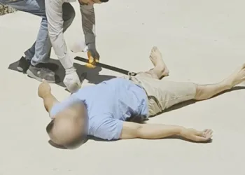 Temizlik için gittiği dairenin penceresinden düştü