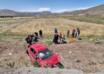 Bayburt’ta otomobil takla attı, 8 kişi yaralandı