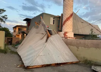 Iğdır’da fırtınada caminin çatısı uçtu