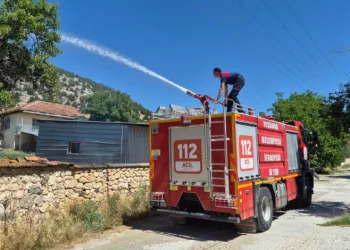 Burdur’da ev bahçesinde çıkan yangın çevreye sıçramadan söndürüldü