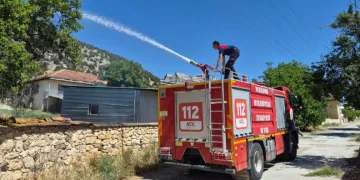 Burdur’da ev bahçesinde çıkan yangın çevreye sıçramadan söndürüldü