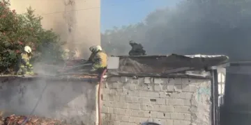 Küçükçekmece’de gecekondu alevlere teslim oldu