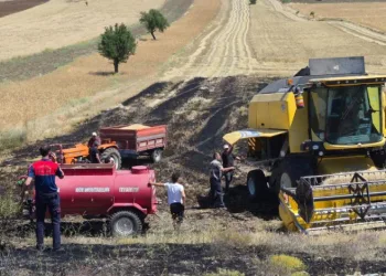 Tarladaki hasat sırasında biçerdöverin çıkardığı yangın, köyde bekletilen su tankeriyle söndürüldü