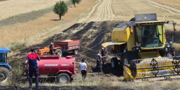 Tarladaki hasat sırasında biçerdöverin çıkardığı yangın, köyde bekletilen su tankeriyle söndürüldü