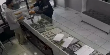 İnternetten araştırma yapıp silahla kuyumcuyu soyan zanlının görüntüleri ortaya çıktı