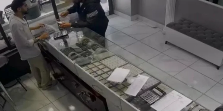 İnternetten araştırma yapıp silahla kuyumcuyu soyan zanlının görüntüleri ortaya çıktı